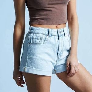 Pacsun women’s denim mom shorts in medium indigo Light wash denim jean size 29